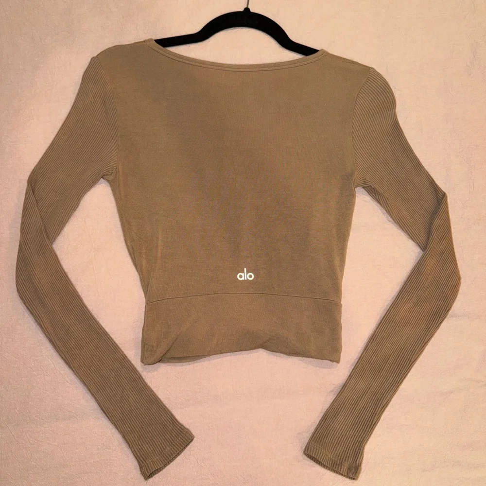 ALO Yoga Camel Twist-Front Long Sleeve Crop Top - Picture 3 of 4